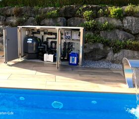 . Pooltechniksystem neben einem Pool, mit offenen Türen und Ausrüstung zur Wasseraufbereitung.