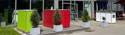 Riparo per biciclette dietro l'armadio da giardino